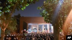 Mahasiswa Universitas Teknologi Sharif di Iran menggelar aksi protes terhadap pemerintah di dalam area kampus pada 7 Oktober 2022. Protes tersebut dipicu oleh kematian Mahsa Amini dalam tahanan polisi moral Iran. (Foto: AP)