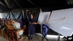 FILE - Anak-anak yang terkena dampak banjir menghadiri sekolah yang diselenggarakan oleh kelompok Islam Jamaat-e-Islami Pakistan, di Sukkur, Pakistan, Minggu, 4 September 2022. (AP/Fareed Khan, File)