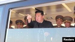 지난해 4월 북한 김정은 국무위원장이 신형 전술유도무기 시험발사를 참관했다며 관영매체들이 사진을 공개했다.