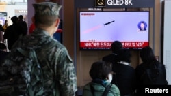 南韓電視台2022年11月2日報導北韓發射導彈的消息。 （路透社）