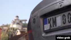 Vozilo sa registarskim tablicama izdatim u Srbiji na kojima je prelepljena oznaka i grb Srbije