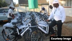 Sangano reCommunity Working Group on Health riri kukwanisa kupinda mumaruva kuburikidza nemabhasikoro arakapiwa nesangano reWorld Bicycle Relief.