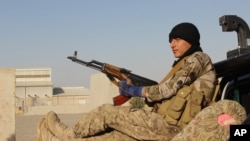 Seorang tentara angkatan darat Afghanistan beristirahat setibanya di kamp di luar kota Kunduz, utara Kabul, Afghanistan (Foto: dok).