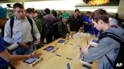 Para pengunjung di toko Apple di New York.