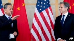 美國國務卿布林肯和中國外長王毅2022年7月9日在印度尼西亞出席會議時會面交談。-資料照