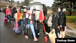 북한 해외식당에서 근무하는 종업원 13명이 집단 탈출해 지난 7일 한국에 입국했다고 통일부가 8일 밝혔다. 한국 통일부 제공 사진.