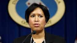 Muriel Bowser:"Eu tenho uma menina de 2 anos", disse ela, e "quero que ela cresça num país onde não tenha medo de ir ao supermercado, não tenha medo de ir trabalhar".