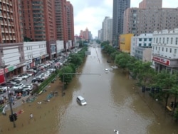 河南省鄭州市暴雨後滿是洪水的街道。 （2021年7月21日）