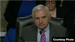 參議院軍委會首席民主黨議員里德(Jack Reed)質詢米利上將（美國國會參議院2019年7月11日視頻截圖）