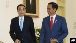 Chinese Premier Li Keqiang (L) walks with Indonesian President Joko Widodo during their meeting at the presidential palace in Bogor, West Java, Indonesia, May 7, 2018