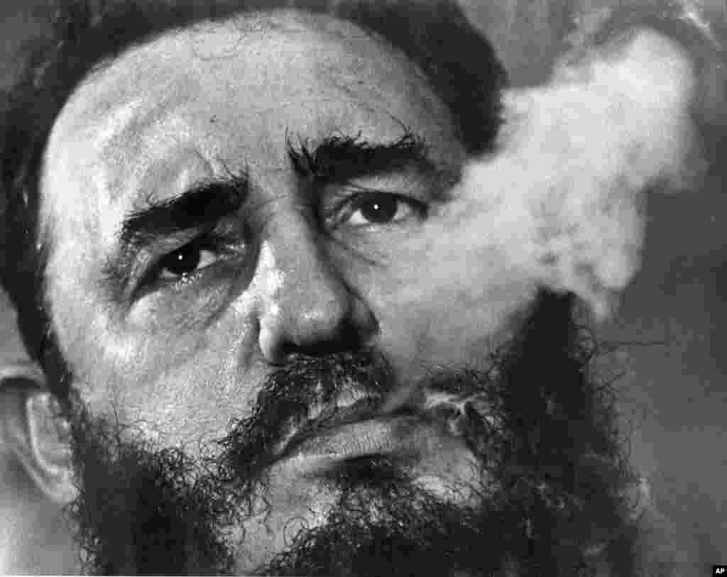  Fidel Castro fumando durante entrevista no palácio presidencial em Havana, Cuba, Março 1985. Castro, um advogado de Havana derrubou o governo do ditador Fulgêncio Batista a 1 Janeiro de 1959 
