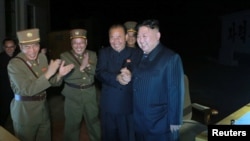지난 28일 김정은 북한 국무위원장이 대륙간탄도미사일 '화성-14'의 2차 시험발사를 참관했다.