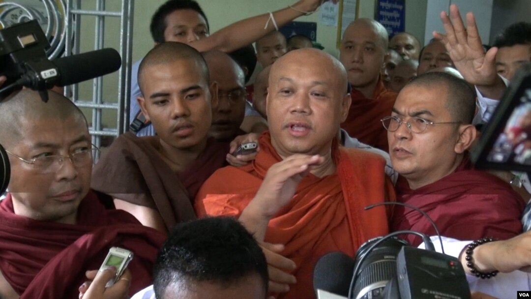 ရုံးထုတ် သံဃာတော်များ တာမွေမြို့နယ် တရားရုံးရှေ့ သတင်းမီဒီယာတွေနဲ့ မိန့်ကြားစဉ်။ (ဇွန် ၂၇၊ ၂၀၁၄)