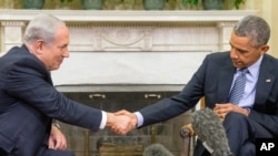 President Barack Obama (R) shakes hands with Israeli Prime Minister Benjamin Netanyahu in the Oval Office of the White House in Washington, Nov. 9, 2015.