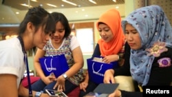 Seorang pegawai Samsung memberikan instruksi pemakaian pada para pembeli ponsel pintar Galaxy di Jakarta. (Foto: Dok)