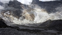 Truk-truk melintas di tambang tembaga dan emas Grasberg yang dikelola oleh PT Freeport Indonesia, di Papua, 19 September 2015. (Foto: Antara via Reuters)