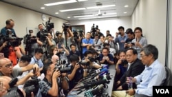 林榮基記者會引起香港本地及國際傳媒高度關注，記者會場地"逼爆"。(美國之音 湯惠芸攝)