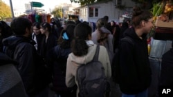 Sejumlah perempuan Iran tampak berjalan di area distrik komersial di Teheran tanpa menggunakan jilbab pada 14 November 2022. (Foto: AP/Vahid Salemi)
