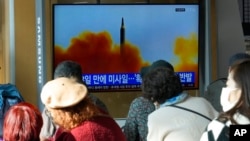 한국 서울역에 설치된 TV에서 북한 탄도미사일 발사 관련 보도가 나오고 있다. (자료사진)