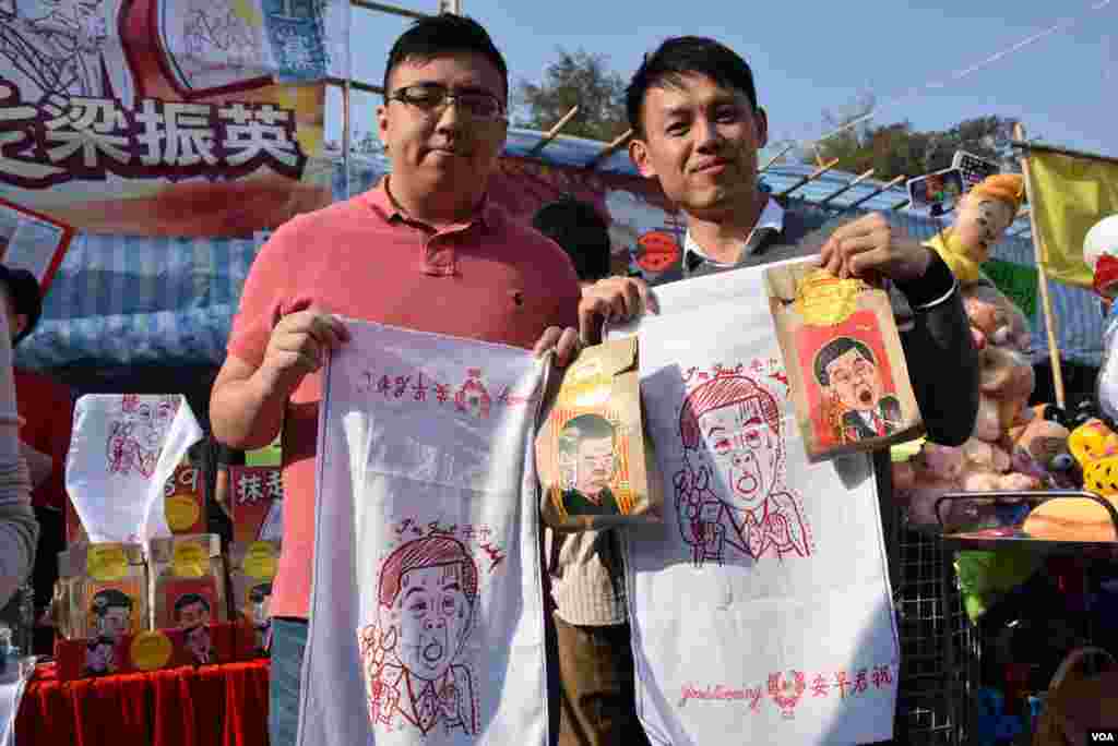 香港民主黨創意媒體部部長黎敬瑋(左)表示,希望藉著創意的產品,在農曆新年年宵市場以軟性的手法談政治
