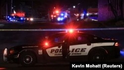 Seorang petugas polisi duduk di dalam kendaraan mereka di klub malam gay Club Q di Colorado Springs, Colorado, AS, 20 November 2022. (Foto: REUTERS/Kevin Mohatt)