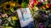 Penghormatan bunga dan pesan perpisahan kepada Ratu Elizabeth II terlihat di luar Istana Holyrood di Edinburgh, Skotlandia, 10 September 2022. (Foto: AP)