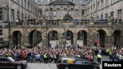 Massa memadati jalanan Kota Edinburgh untuk menyaksikan iring-iringan yang membawa peti jenazah Ratu Elizabeth II ketika tiba di ibu kota Skotlandia itu pada 11 September 2022. (Foto: Pool via Reuters/Ian Forsyth)