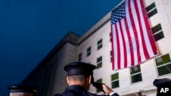 Bendera AS dikibarkan di Pentagon di Washington, 11 September 2022. Seorang anggota kelompok di Discord mengatakan, seorang anggota lainnya yang mengindikasikan diri bekerja di sebuah pangkalan militer adalah pembocor dokumen intelijen rahasia AS. (Foto: AP)