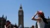 Turisti na Vestminster mostu u Londonu, 19. jula 2022. (Foto: AP Photo/Frank Augstein)