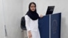 محاصره آرامستان وادی‌رحمت تبریز؛ پلیس، مرگ آیلار حقی را «سقوط در محل گودبرداری» اعلام کرد