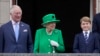 Pangeran Charles (kiri) menemani sang ibunda Ratu Elizabeth II dalam perayaan takhta sang ratu platinum jubilee dari balkon Istana Buckingham di London, pada 5 Juni 2022. (Foto: AP/Frank Augstein)