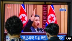 9일 한국 서울역에 설치된 TV에서 북한 김정은 국무위원장의 '핵 보유국 지위' 발언 관련 뉴스가 나오고 있다.