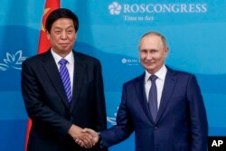資料照：中共人大委員長栗戰書在符拉迪沃斯托克會見俄羅斯總統普京。 （2022年9月7日）
