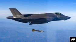 한국 합동참모본부가 지난해 북한의 대륙간탄도미사일(ICBM) 발사에 대응해 F-35A 전투기에서 투하한 정밀유도폭탄(GBU-12)으로 북한 이동식발사대(TEL) 모의표적을 타격하는 훈련을 했다며 사진을 공개했다. (자료사진)