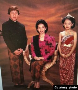Shinta (kana) semasa kecil bersama ayah dan ibunya (foto: courtesy)