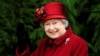 Ratu Inggris Elizabeth II melambai saat tiba di hari terakhir pertemuan balap kuda Festival Cheltenham di Gloucestershire, Inggris bagian barat, Inggris, 13 Maret 2009. (Foto: REUTERS/Dylan Martinez)