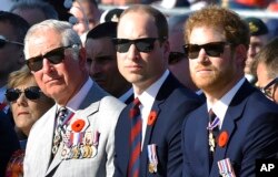 Charles, Pangeran William dan Pangeran Harry menghadiri upacara peringatan 100 tahun Pertempuran Vimy Ridge, di Vimy, Prancis, Minggu, 9 April 2017. (Foto: via AP)