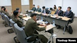 남북한이 지난해 11월 개성공단 종합지원센터에서 남북공동위원회 산하 통행·통신·통관(3통) 분과위원회를 열어 3통 개선 논의를 재개했다. (자료사진)