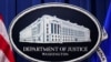Logo Departemen Kehakiman AS terlihat di markas departemen tersebut di Washington, pada 24 Januari 2023. (Foto: Reuters/Kevin Lamarque)