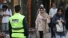 Polisi moralitas Iran kembali bertugas di jalan-jalan di ibu kota Teheran, untuk menegakkan aturan wajib berjilbab di negara itu, 16 Juli 2023. 