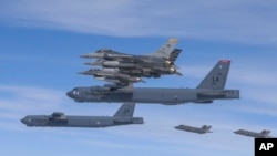 资料照片：美国B-52H轰炸机（中）、F-16战斗机和韩国空军F-35A战斗机（右下）2023年4月14日在韩国举行的联合空中演习中飞越朝鲜半岛。（美联社照片）
