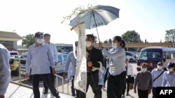 台灣中央社發布照片顯示在金門島附近翻船而喪生的中國遇難者的親屬(中) 來到金門。（2024年2月20日）