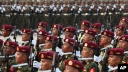 Para anggota militer berbaris dalam sebuah parade di Naypyitaw, Myanmar, pada 27 Maret 2023. (Foto: AP/Aung Shine Oo)
