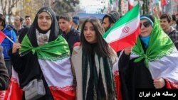 در راهپیمایی‌های حامیان حکومت برخی از زنان بدون حجاب هم در تصاویر رسانه‌های حکومتی به تصویر کشیده می‌شوند.