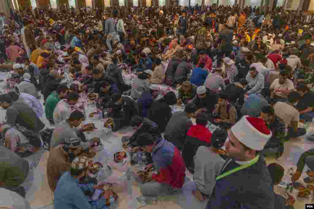 A daily charity iftar inside the historic Al-Azhar Mosque serves around 5,000 meals to Egyptians and international university students, in Cairo, March 29, 2023. (Hamada Elrasam/VOA)