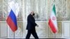Menteri Luar Negeri Iran Mohammad Javad Zarif melewati bendera Iran dan Rusia sebelum bertemu dengan Menteri Luar Negeri Rusia Sergei Lavrov di Teheran, Iran 13 April 2021. Rusia memediasi pertemuan Iran dengan perwakilan Hamas di Moskow. (Foto: Ilustrasi via REUTERS)