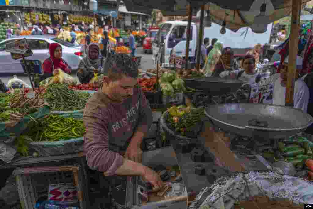 Islam, a father of three whose family has been grocers for decades, is seen in Cairo, March 28, 2023. "The demand for tomatoes and potatoes is higher than other vegetables, because they're still affordable for charity iftars and vulnerable households," Islam says. (Hamada Elrasam/VOA) 