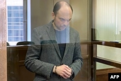 俄羅斯反對派人士弗拉基米爾·卡拉-穆爾扎在莫斯科的一家法庭內封閉的玻璃被告盒子裡聽取判決。（2023年4月17日）