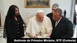 Nhana Trovoada (esposa do primeiro-ministro), Papa Francisco e Patrice Trovoada
