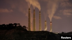 Kepulan asap dan uap dari PLTU Batubara milik Indonesia Power, di sebelah area Proyek PLTU Jawa 9 dan 10 di Suralaya, Provinsi Banten, 11 Juli 2020. (REUTERS/Willy Kurniawan)
